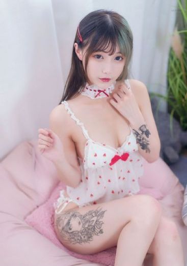 公主趴下翘臀挨板子_电影未删减版